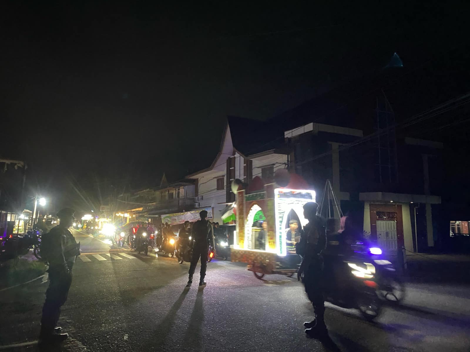 Polres Kapuas Hulu Amankan Lalu Lintas Masyarakat “Nguas” Sahur di Putussibau