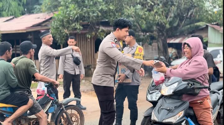 Gelar Aksi Sosial di Bulan Ramadhan, Polsek Nanga Tayap Turun ke Jalan Bagikan Takjil