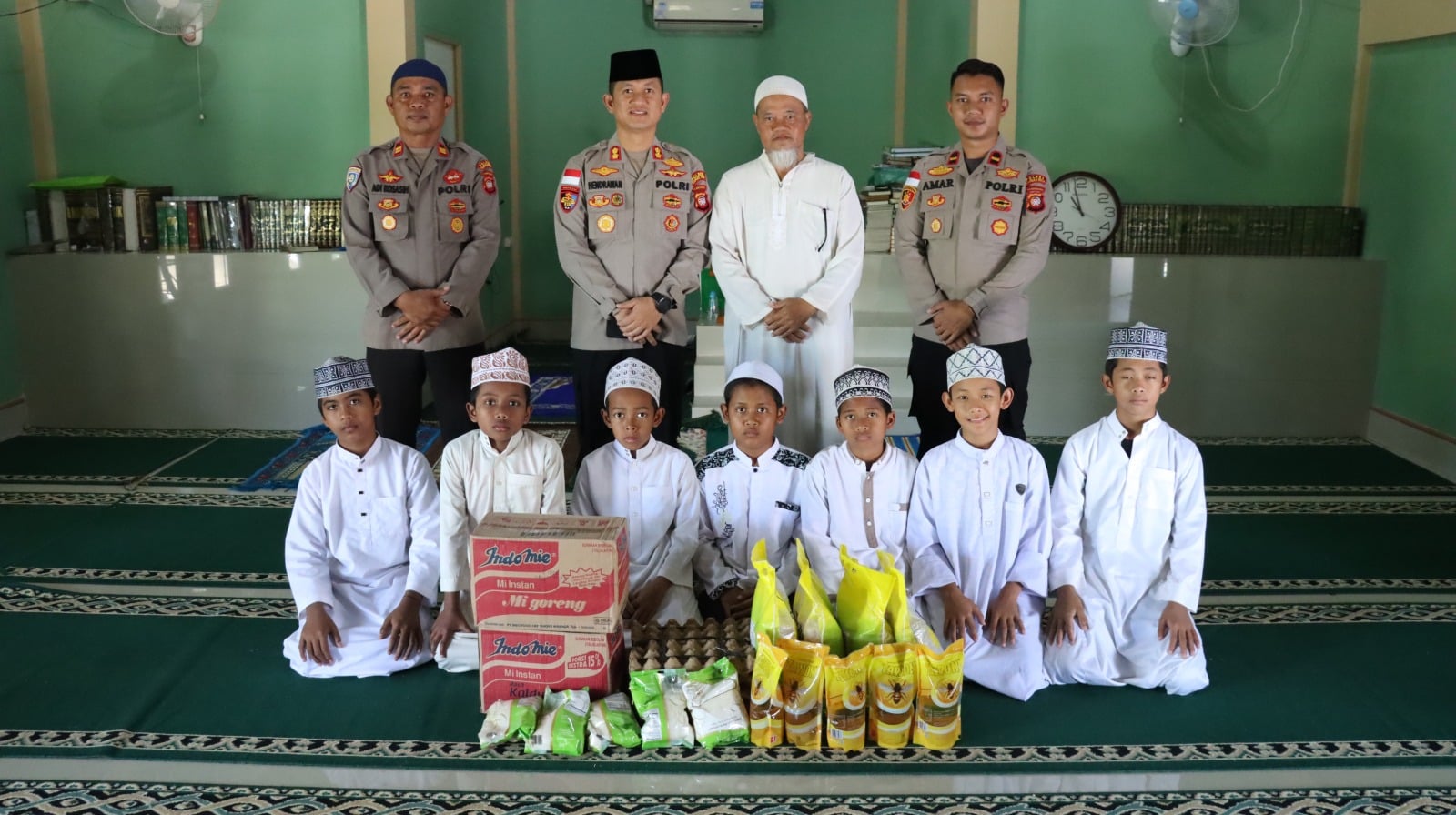 Kapolres Kapuas Hulu Silaturahmi ke Lembaga Tahfidz Tartilul Qur'an Putussibau, Bagikan Sembako dan Alat Shalat