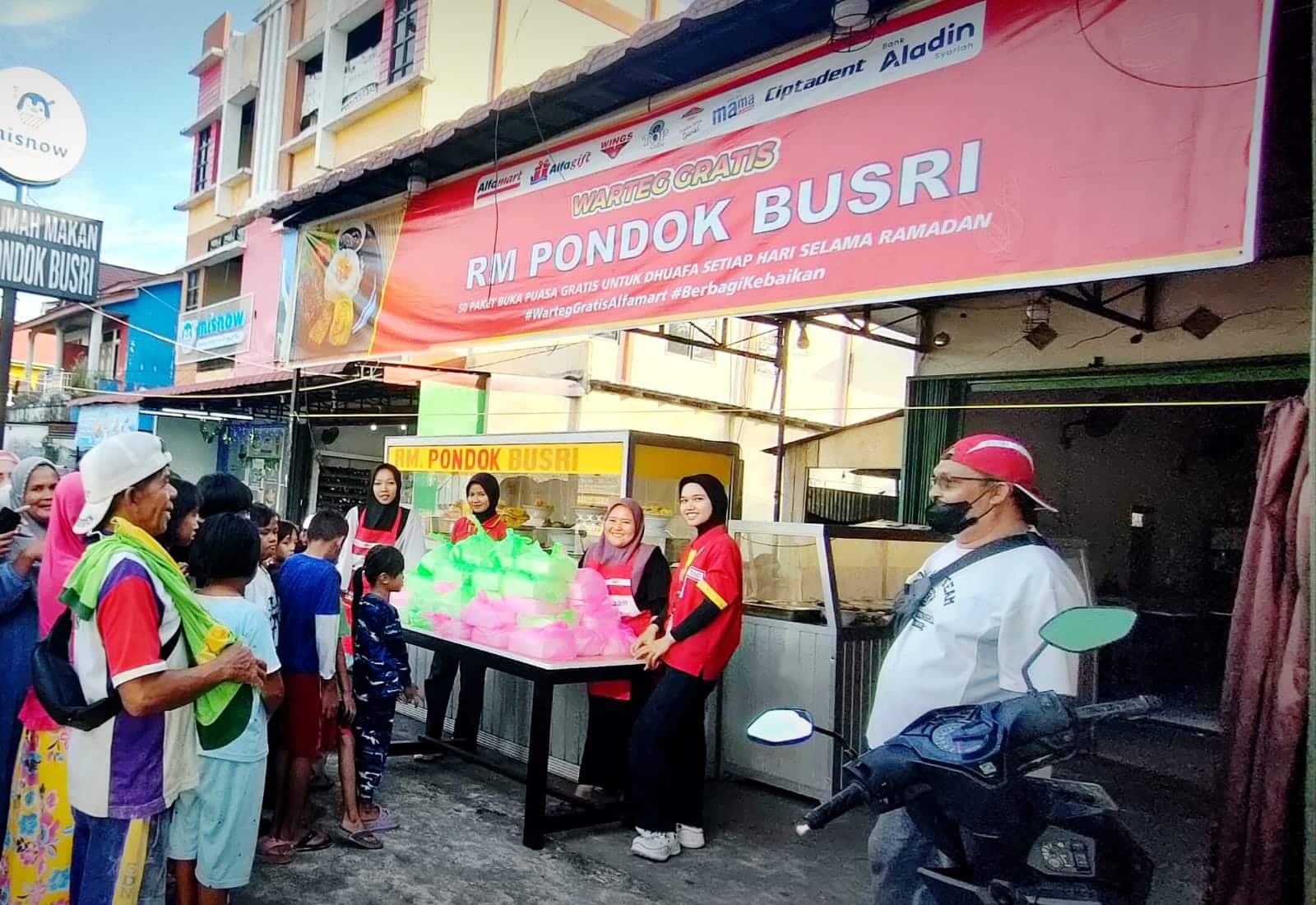 Buka Puasa Gratis Sepanjang Ramadan 2025! Alfamart dan WINGS Group Gandeng Warteg UMKM di 36 Kota