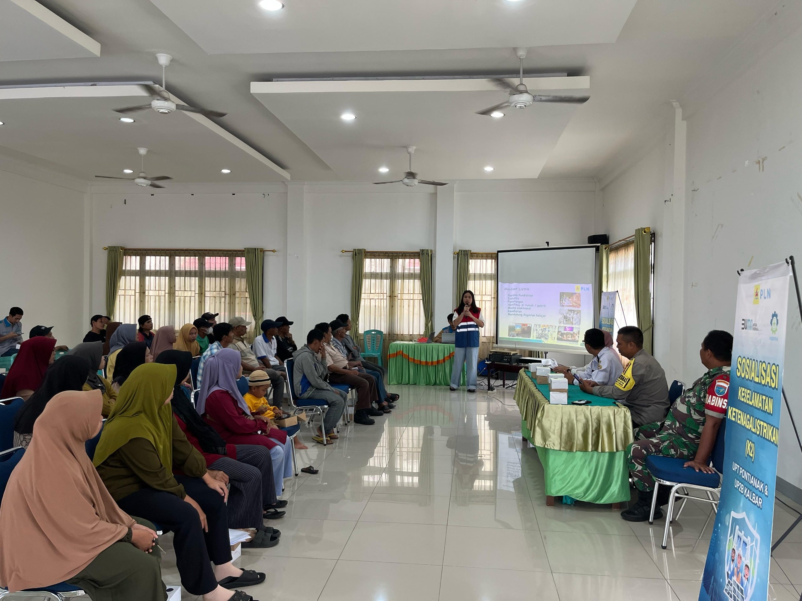 Sambut Ramadhan, Srikandi dan YBM PLN Sosialisasikan Bahaya Listrik dan Berbagi Kebahagiaan ke Masyarakat Desa Saigon