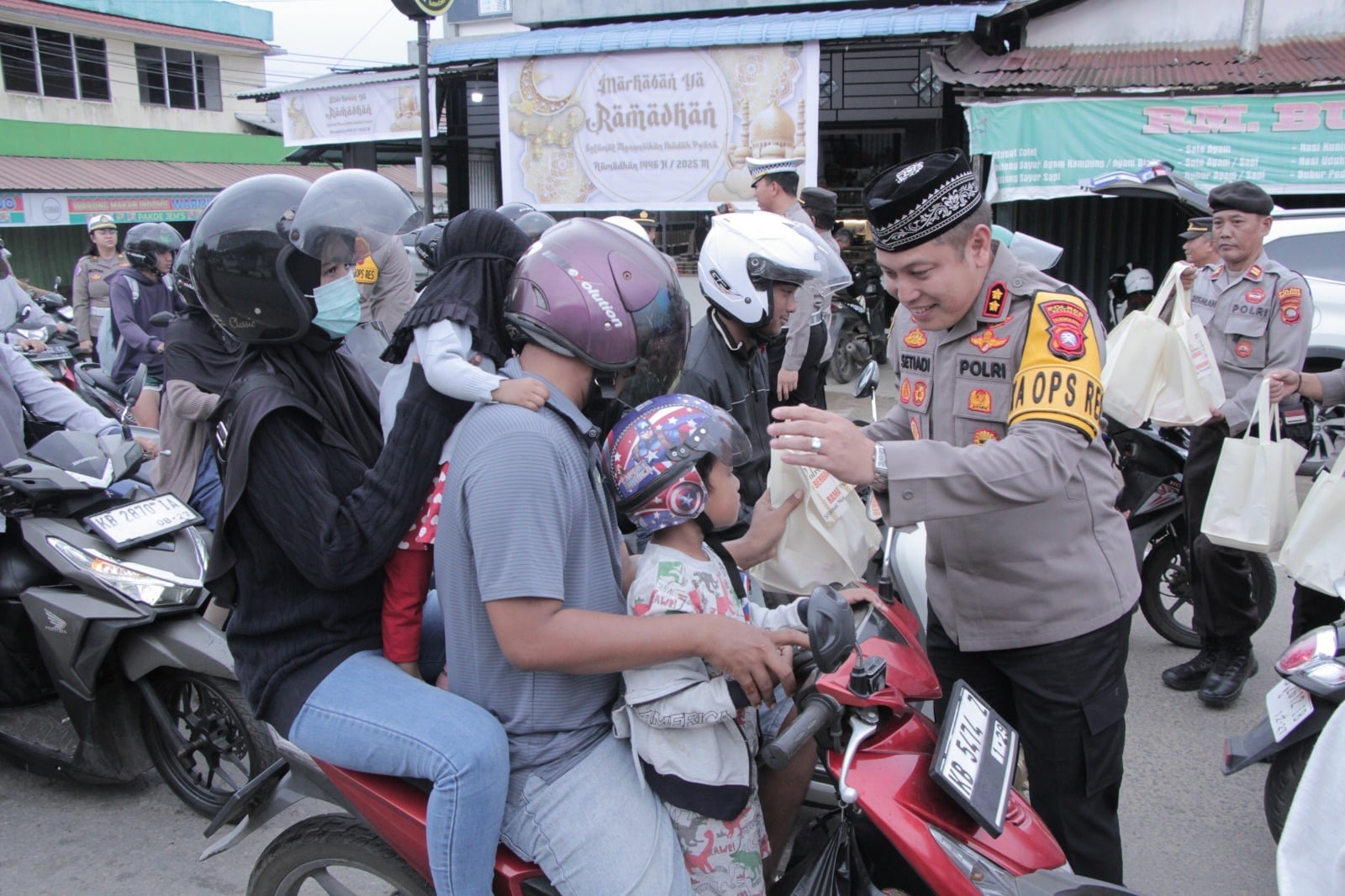 Kapolres Ketapang Bagikan Takjil ke Pengguna Jalan