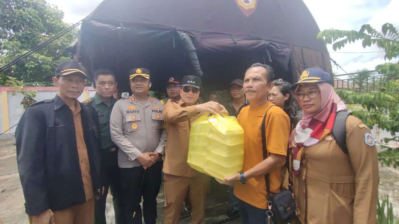 Pemkab Kubu Raya Salurkan Seribu Kotak Makanan kepada Korban Banjir di Kecamatan Sungai Ambawang