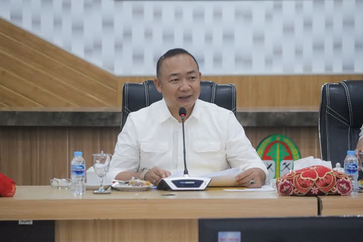 Pimpin Rapat Perbaikan Jalan Pelang, Bupati Alex Minta Seluruh Perusahaan Ikut Bantu