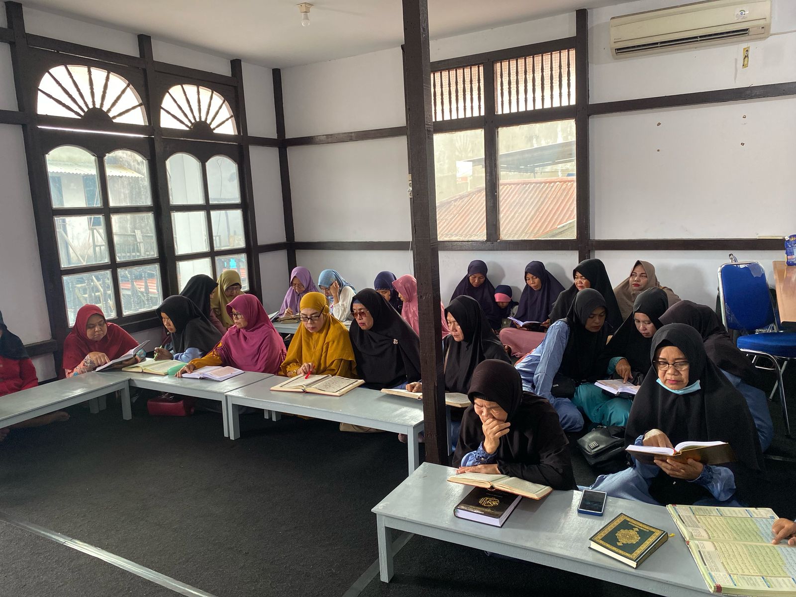 Semangat Para Ibu-ibu Mualaf Tadarus Al-Qur’an Selama Ramadhan di Yayasan Amal Mualaf Peduli