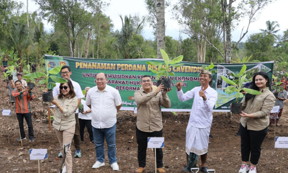 Wamen ATR/Waka BPN Tanam Pisang di Jembrana, Wujud Penataan Akses Tanah Ulayat Pertama di Indonesia