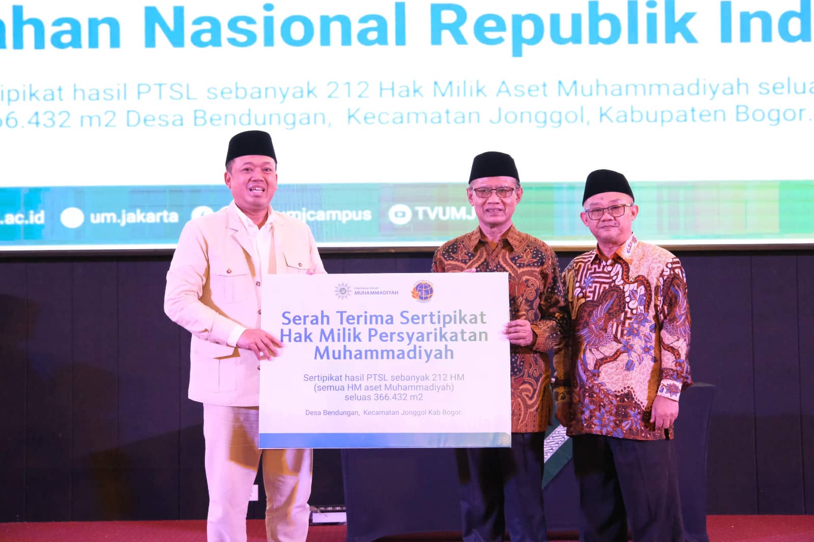 Serahkan 212 Sertifikat Tanah Aset Muhammadiyah, Menteri Nusron Komitmen Percepat untuk Tanah Wakaf dan Rumah Ibadah