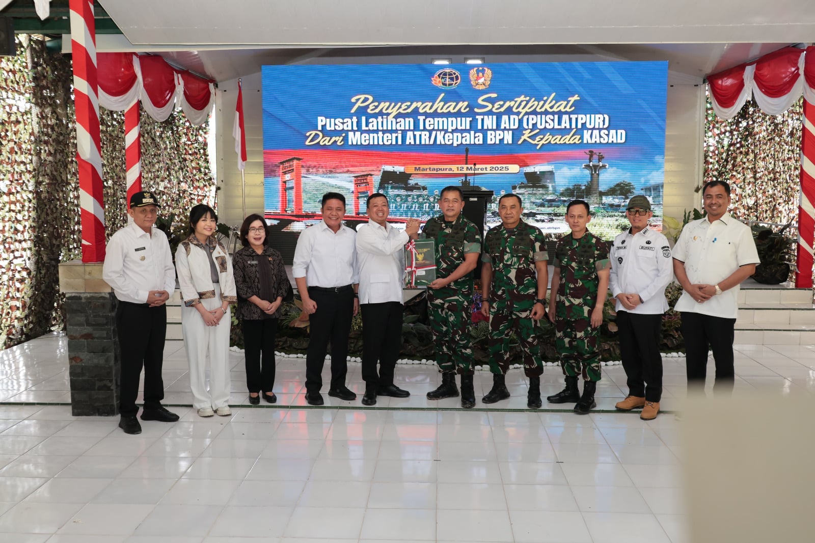 Komitmen Selesaikan Persoalan Aset TNI, Menteri Nusron Serahkan Sertifikat Tanah untuk Puslatpur TNI AD Terluas se-Asia