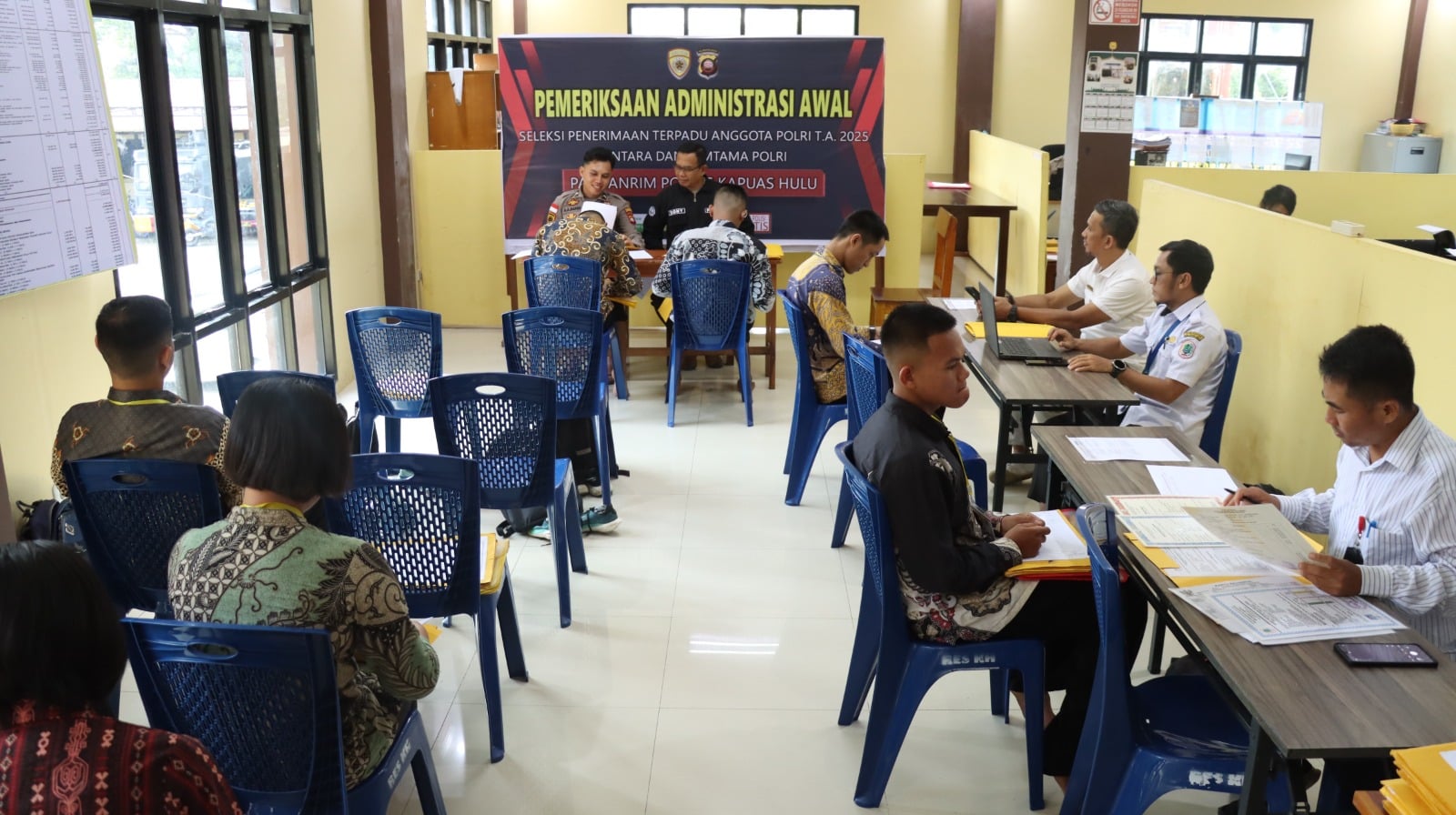 152 Calon Peserta Ikuti Pemeriksaan Administrasi Awal Penerimaan Polri TA 2025 di Mapolres Kapuas Hulu