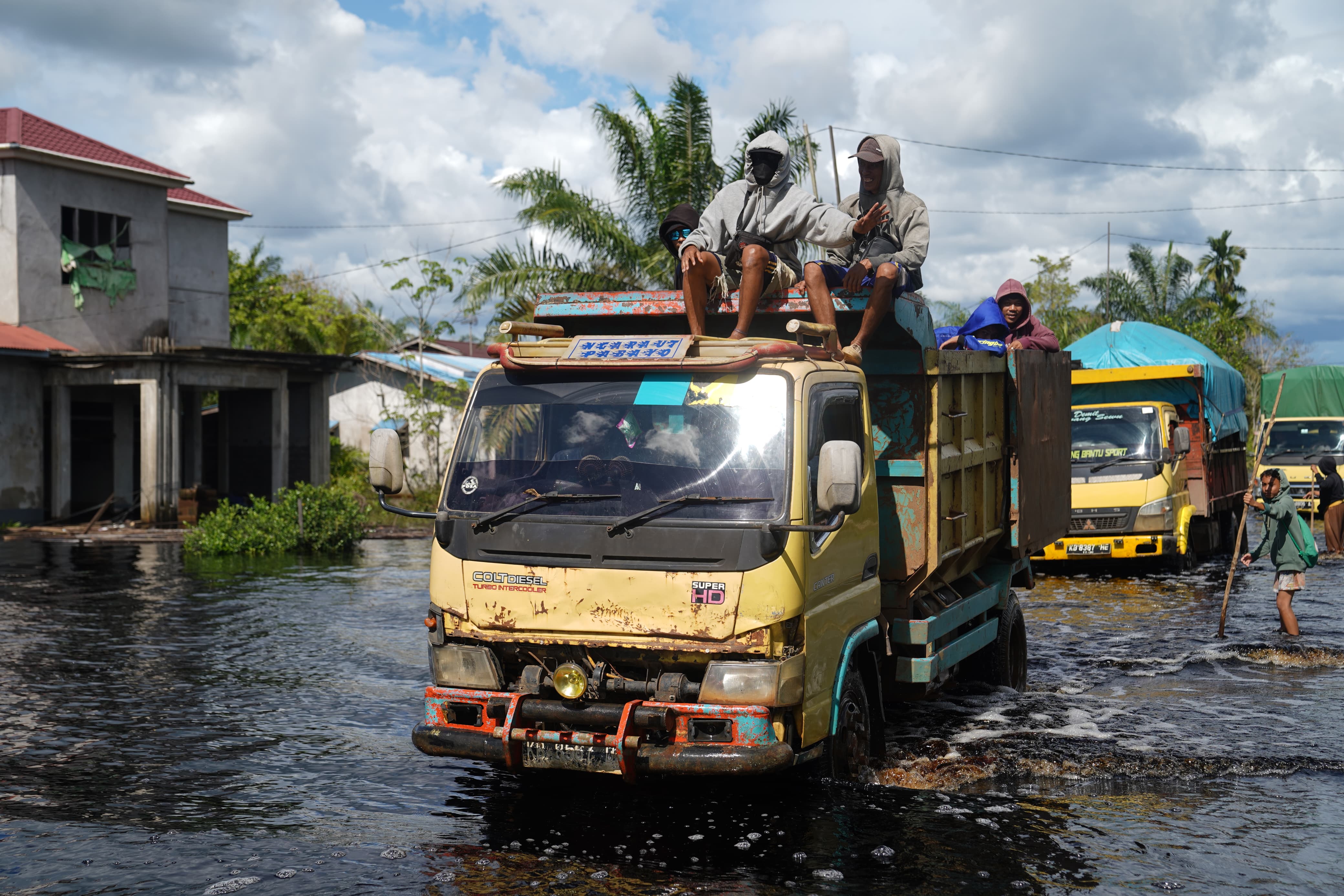 Macet di Jalan Trans Kalimantan Akibat Banjir, Daniel Sarankan Lewati Jalan Ngabang atau Sungai Pinyuh