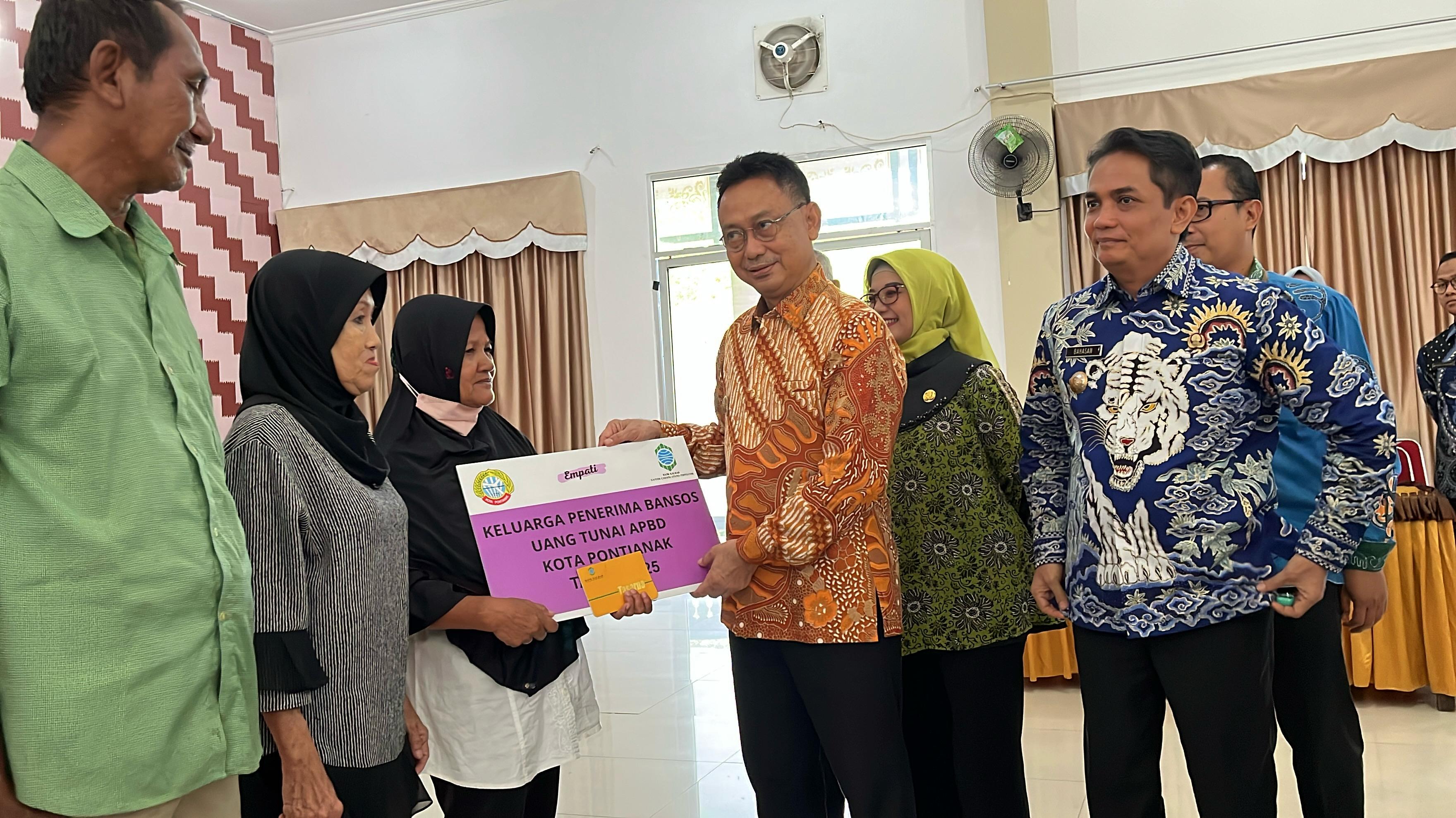 Serahkan Bansos Tunai, Pemkot Pontianak Prioritaskan Kesejahteraan Warga