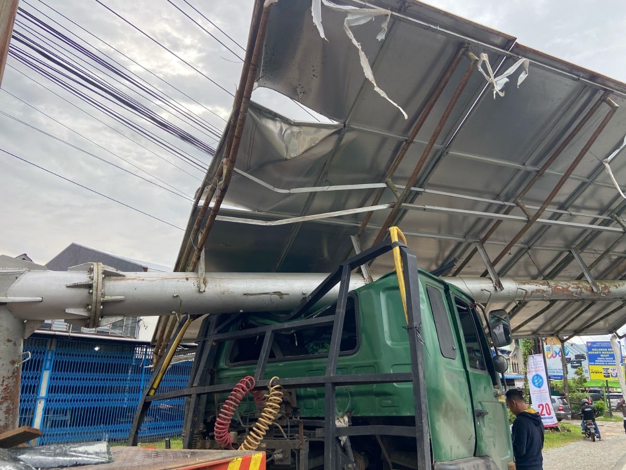 Truk Kontainer Tertimpa Billboard di Kubu Raya, Sopir Lalai hingga Nyaris Celaka