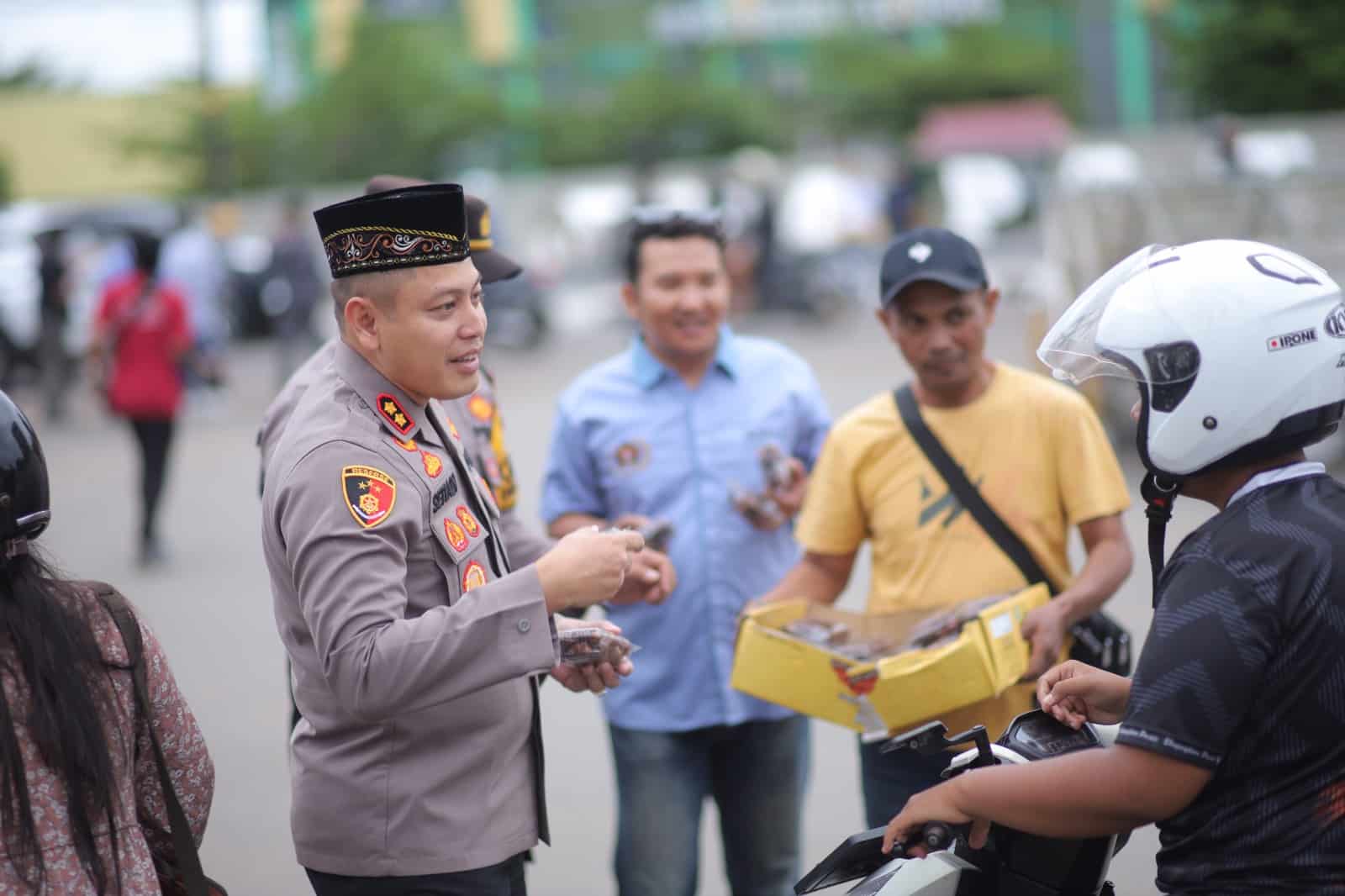Wartawan dan Kapolres Kompak Bagikan Ribuan Paket Takjil untuk Pengendara di Taman Kedondong Ketapang