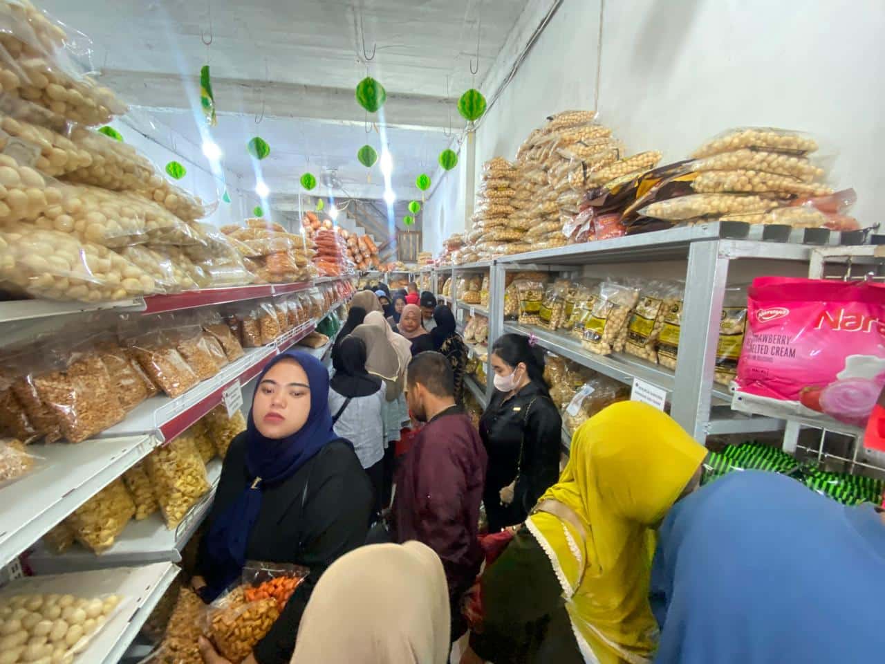 Jelang Lebaran, Warga Kalbar Rela Berdesak-desakan Berburu Kue Kering