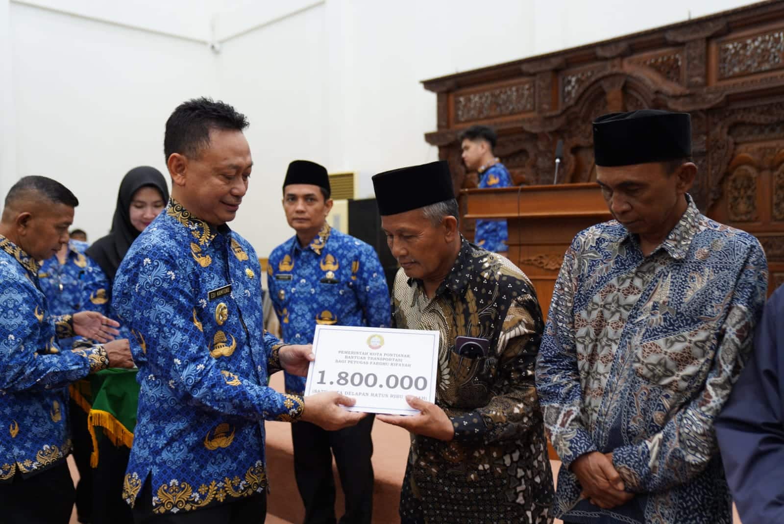 Pemkot Pontianak Salurkan Bantuan Uang Transportasi Petugas Fardhu Kifayah dan Guru Madrasah