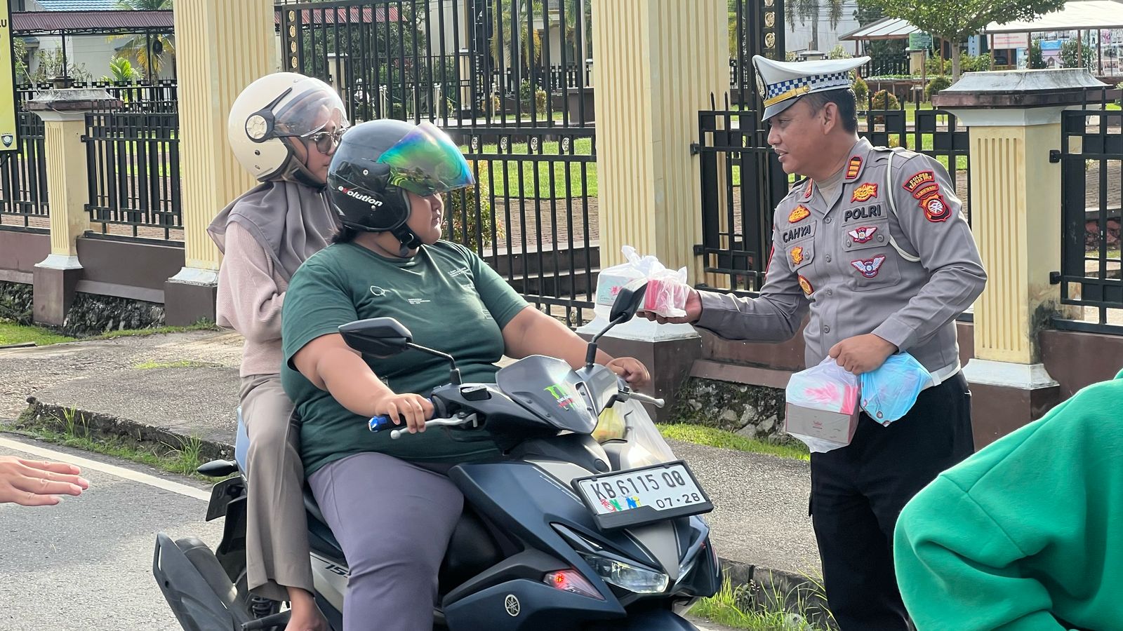 Satlantas Polres Kapuas Hulu Berbagi Takjil Gratis ke Masyarakat