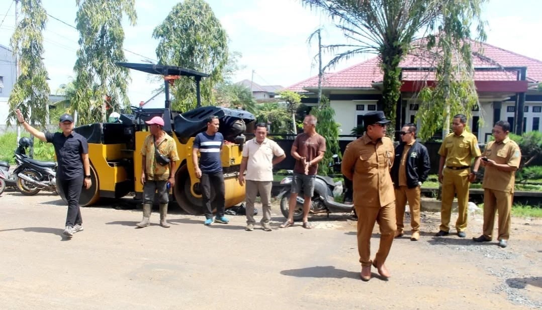 Kerja Lamban, Bupati Sujiwo Tegur Pelaksana Perbaikan Jalan Parit Bugis Sungai Raya
