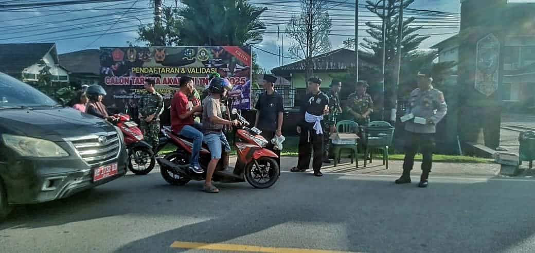Tumbuhkan Kebersamaan, Kodim Mempawah dan Perguruan Silat PSHT Bagikan Takjil Gratis ke Pengguna Jalan Raya