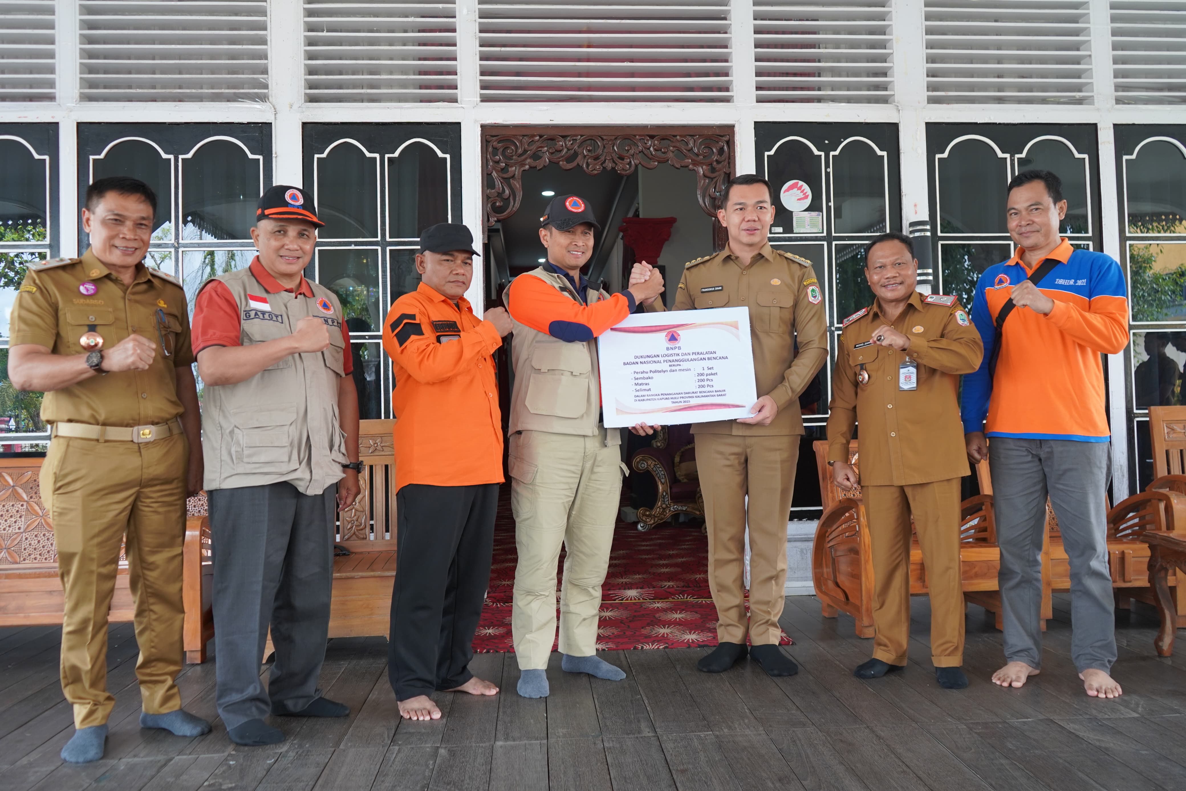 BNPB Pusat Serahkan Bantuan Logistik Darurat Banjir untuk Kapuas Hulu Kalbar