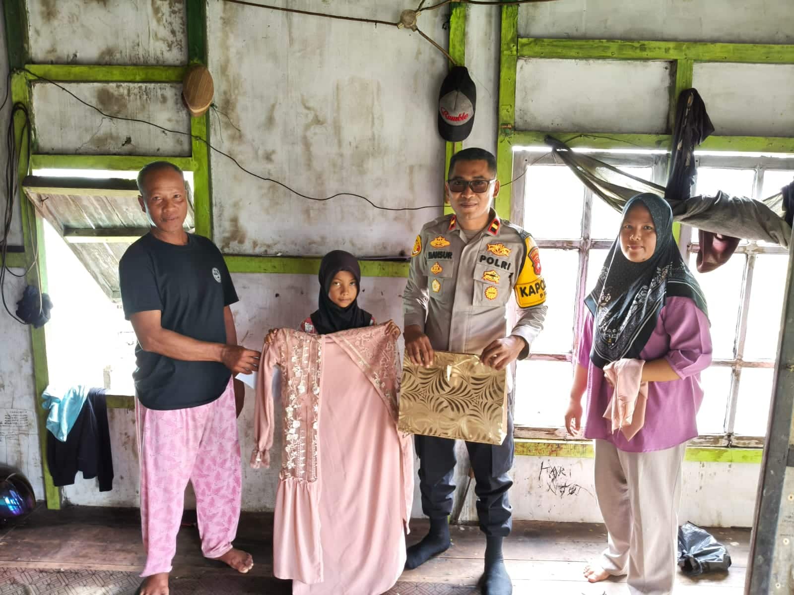 Momen Haru, IPDA Abu Mansur Belikan Baju Lebaran Puluhan Anak Yatim di Pulau Mayak Karimata