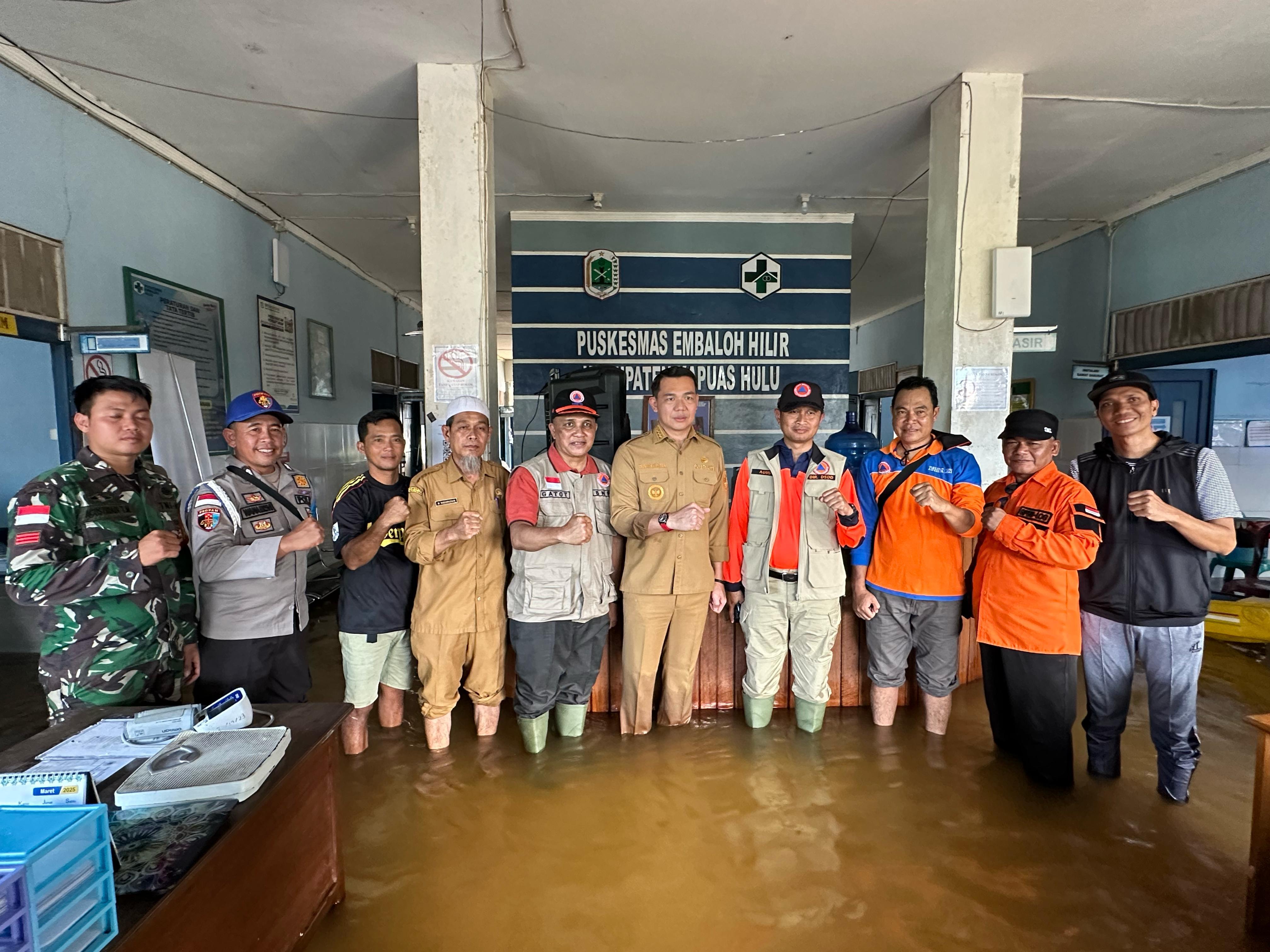 Bupati Kapuas Hulu bersama BNPB Pusat Salurkan Bantuan kepada Korban Banjir di Kecamatan Embaloh Hilir