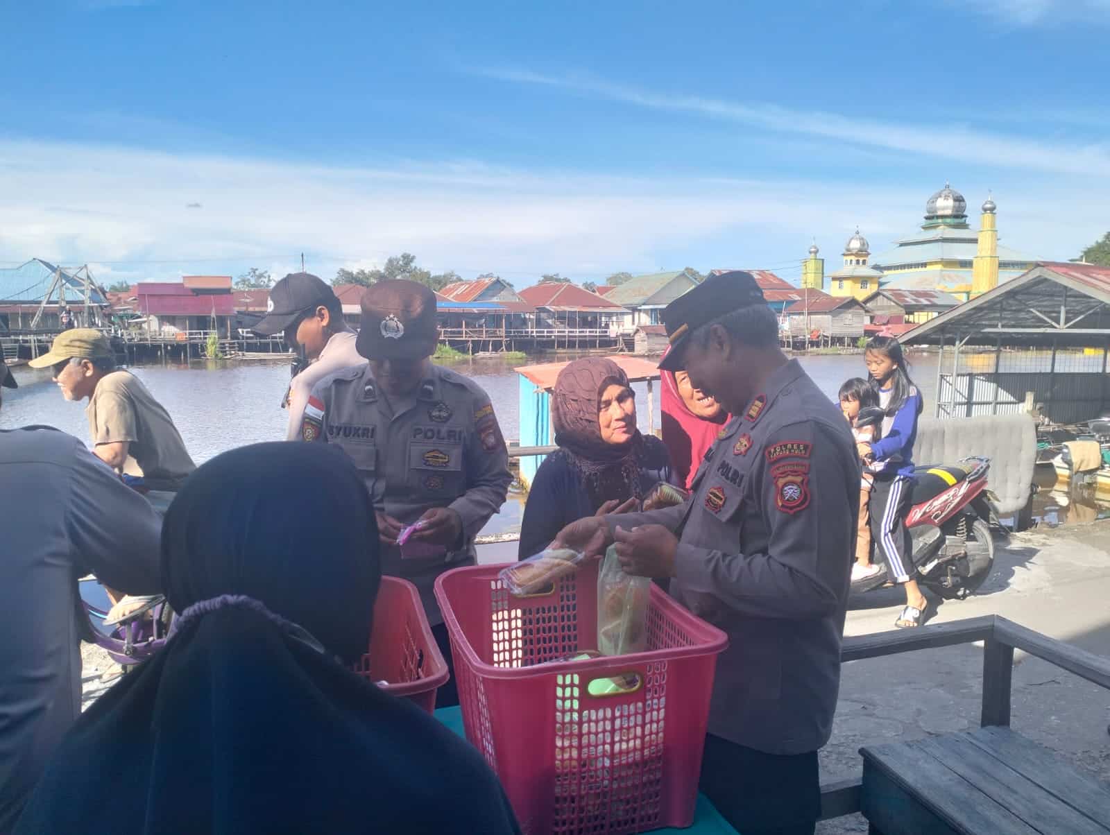Peduli Sesama di Bulan Ramadhan, Polsek Selimbau Bagikan Takjil untuk Warga