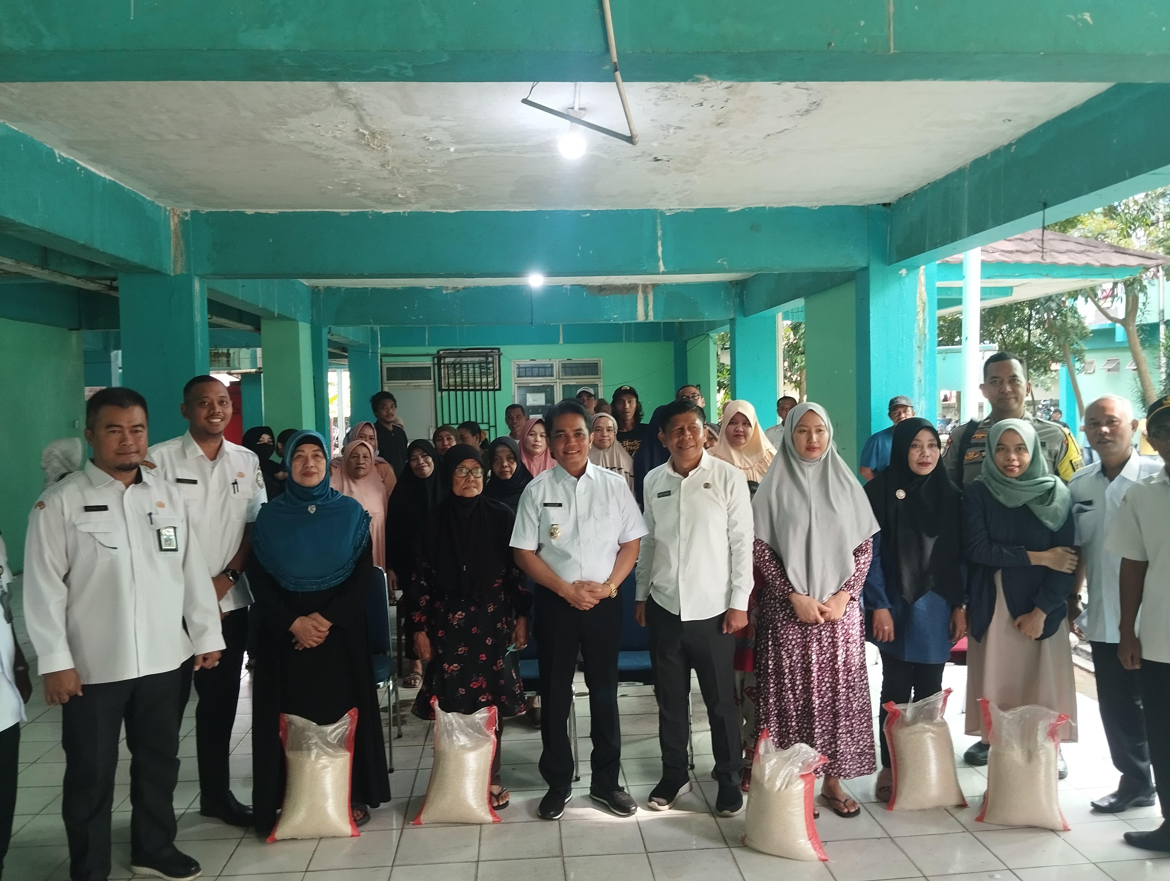 Pemkot Pontianak Salurkan 1,96 Ton Beras untuk Warga Rusunawa