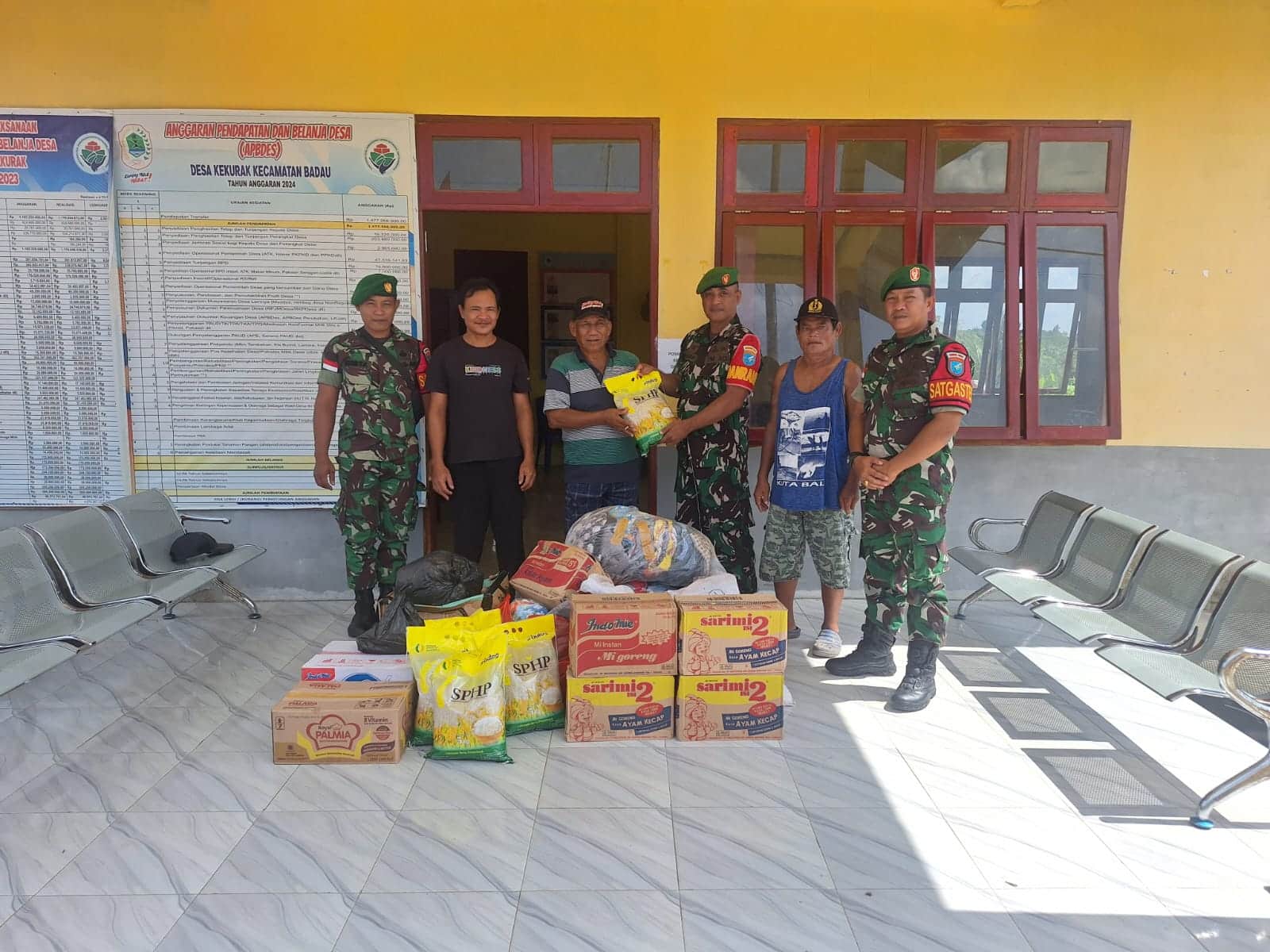 Koramil Badau Berikan Bantuan Sembako dan Pakaian untuk Warga Rumah Betang Kekurak