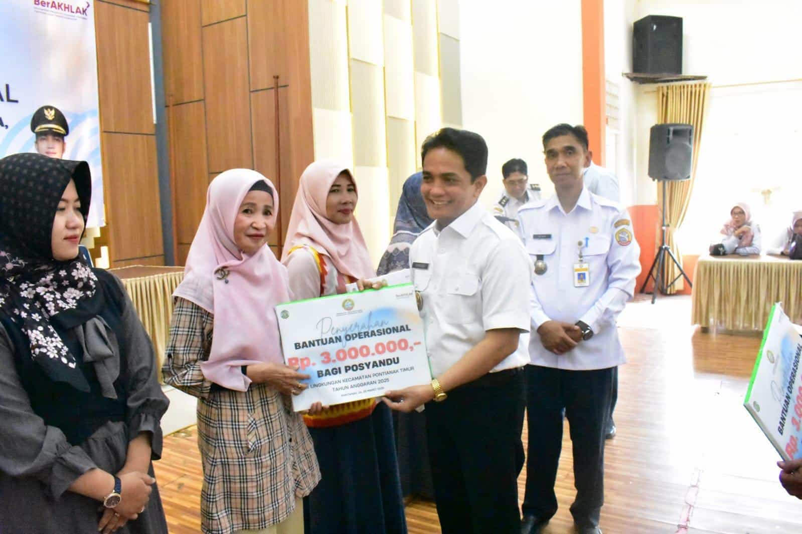 Bahasan Salurkan Bantuan Operasional kepada 67 Posyandu di Pontianak Timur