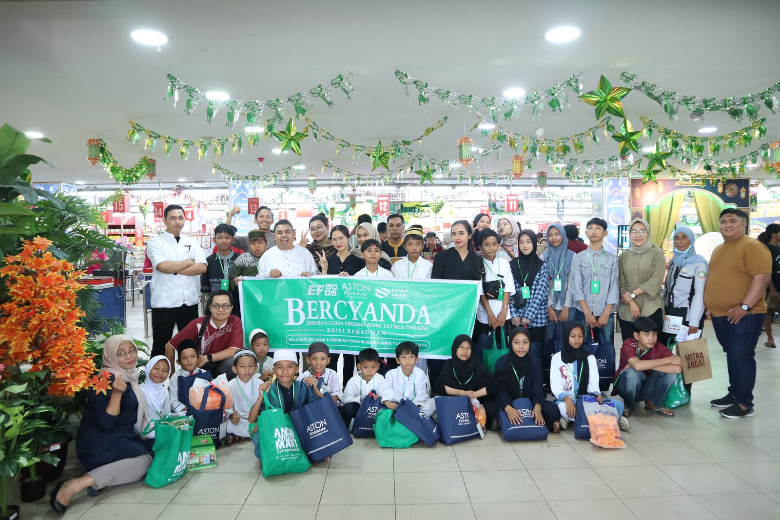 Aston Pontianak bersama EF Pontianak serta Dompet Ummat Berbagi Kebahagiaan dengan Anak Yatim dan Dhuafa