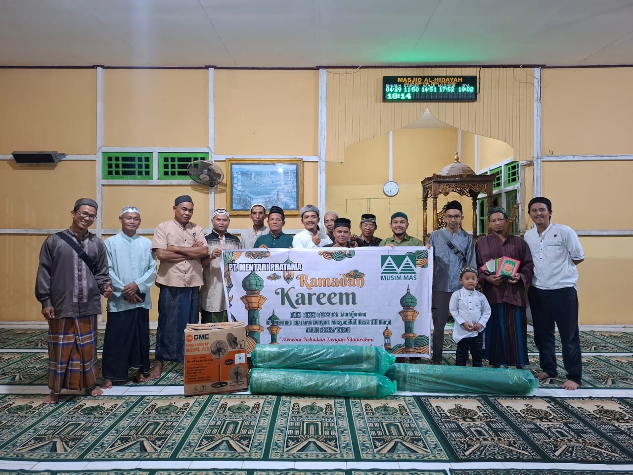 PT Mentari Pratama Gelar Buka Puasa Bersama dan Serahkan Bantuan Sajadah di Desa Tumbang Titi dan Titi Baru