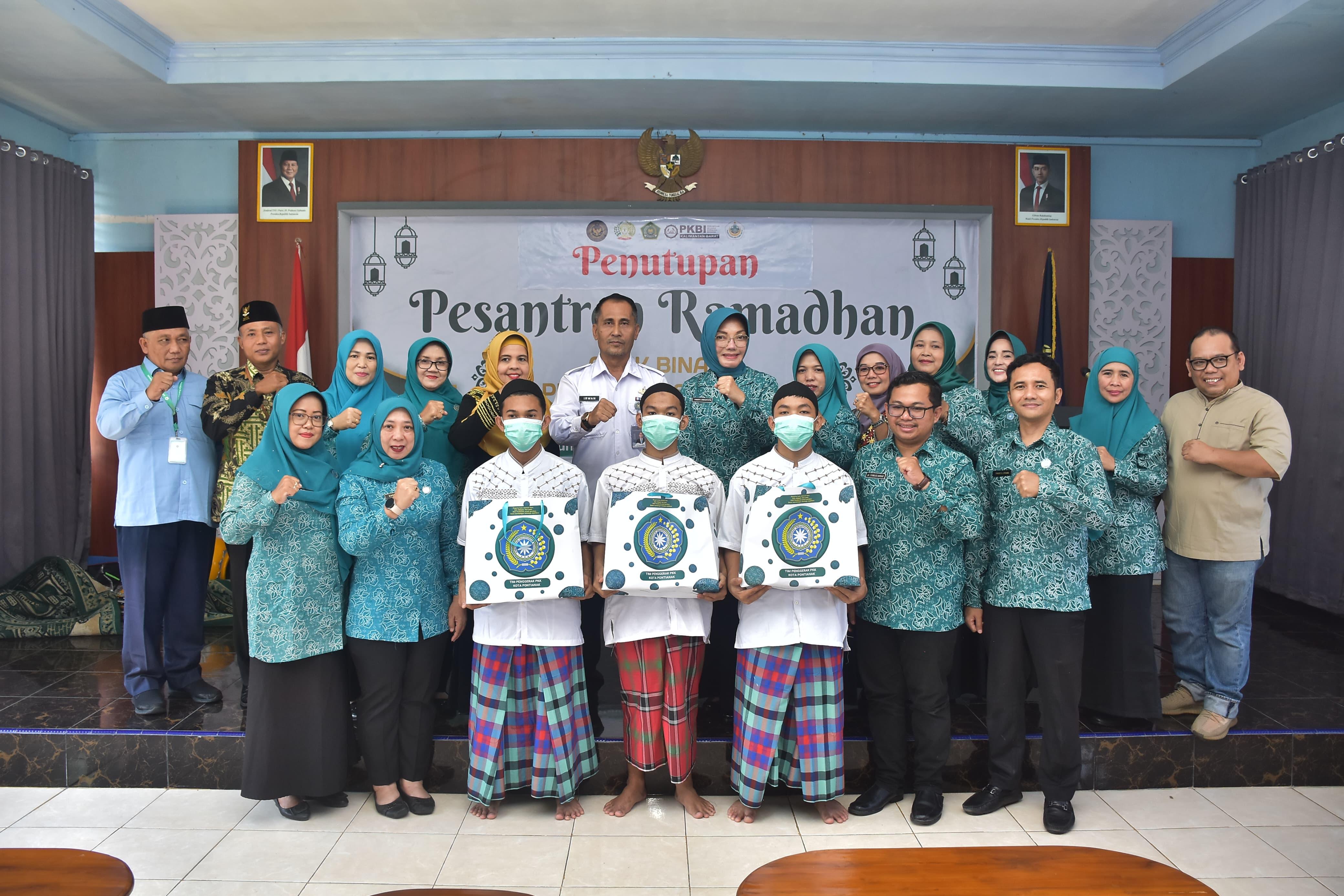 PKK Pontianak Berbagi Bingkisan kepada Anak Binaan LPKA Kelas 2