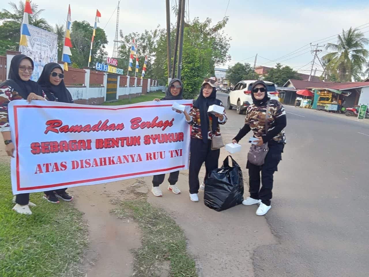 Bentuk Dukungan Disahkannya RUU TNI, Ormas dan Masyarakat di Ketapang Berbagi Takjil