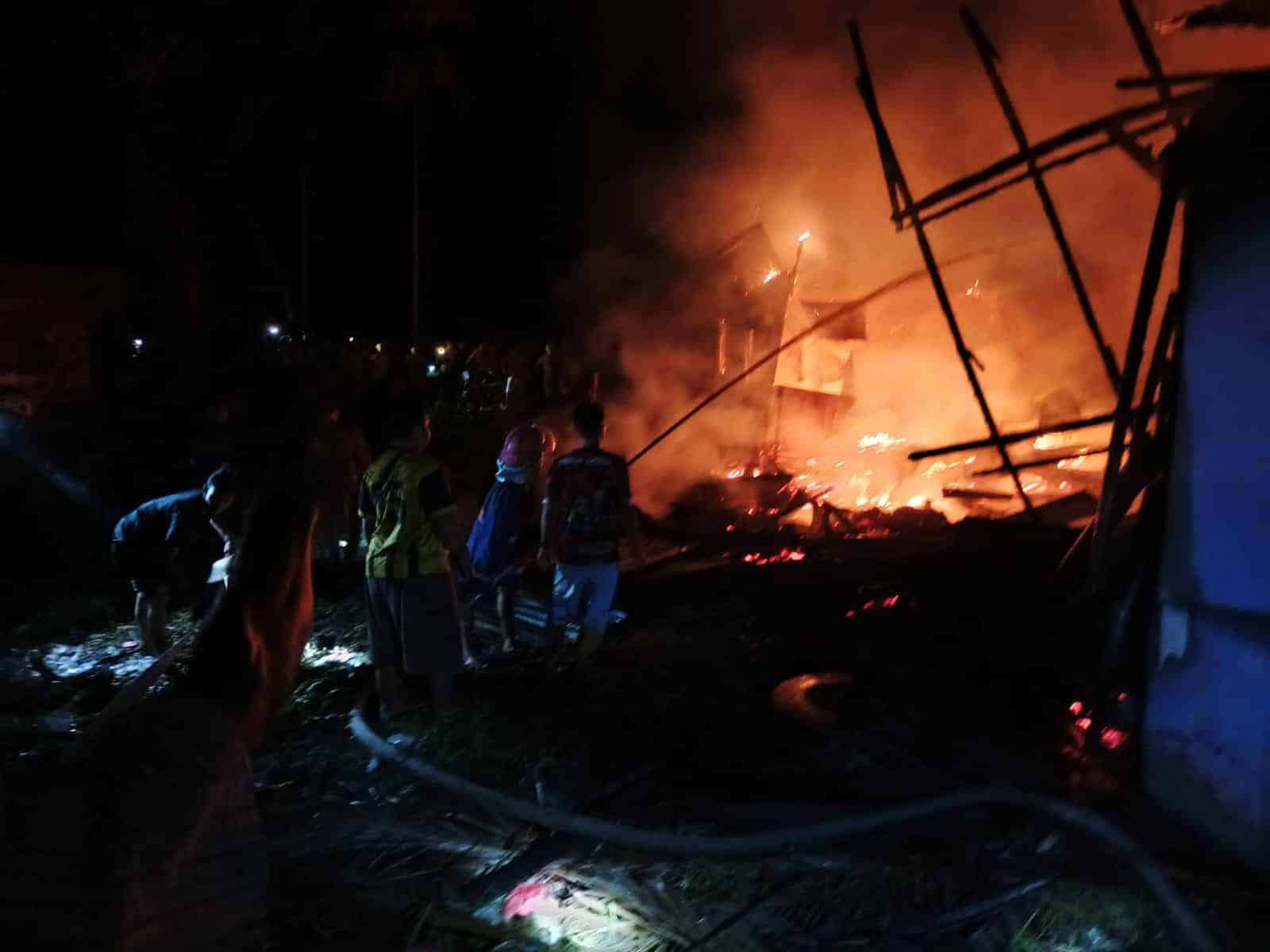 Dua Rumah Warga di Kuala Dua Ludes Terbakar, Polisi Selidiki Penyebabnya