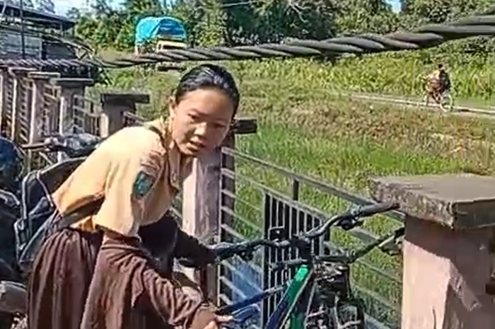 Kabel Listrik Nyaris Sentuh Kepala Siswa di Depan SMPN 6 Putussibau, Guru dan Murid Resah