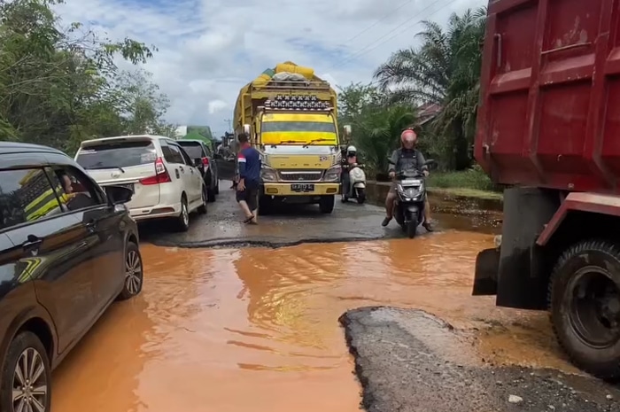 Jalan Trans Kalimantan di Kubu Raya Rusak Akibat Banjir, Antrean Kendaraan Masih Terjadi