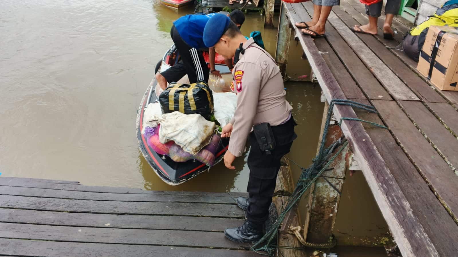 Kapolres Kapuas Hulu Kerahkan Anggota Untuk Pastikan Kelancaran Arus Mudik di Jalur Sungai Kapuas