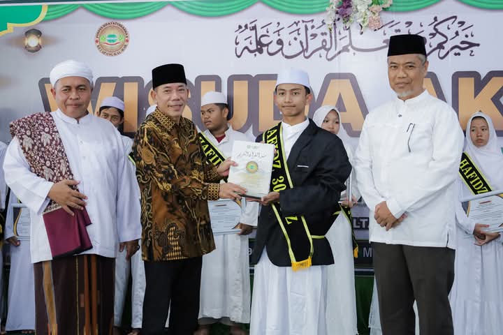 Wabup Ketapang Hadiri Wisuda Akbar Tahfidzul Qur'an 30 Juz dan Halal Bihalal Ponpes Hidayaturrahman