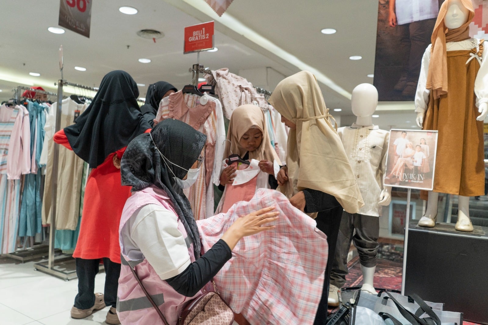 Belanja Bahagia, PLN Tebar Senyum Berkah Untuk Anak Yatim dan Dhuafa