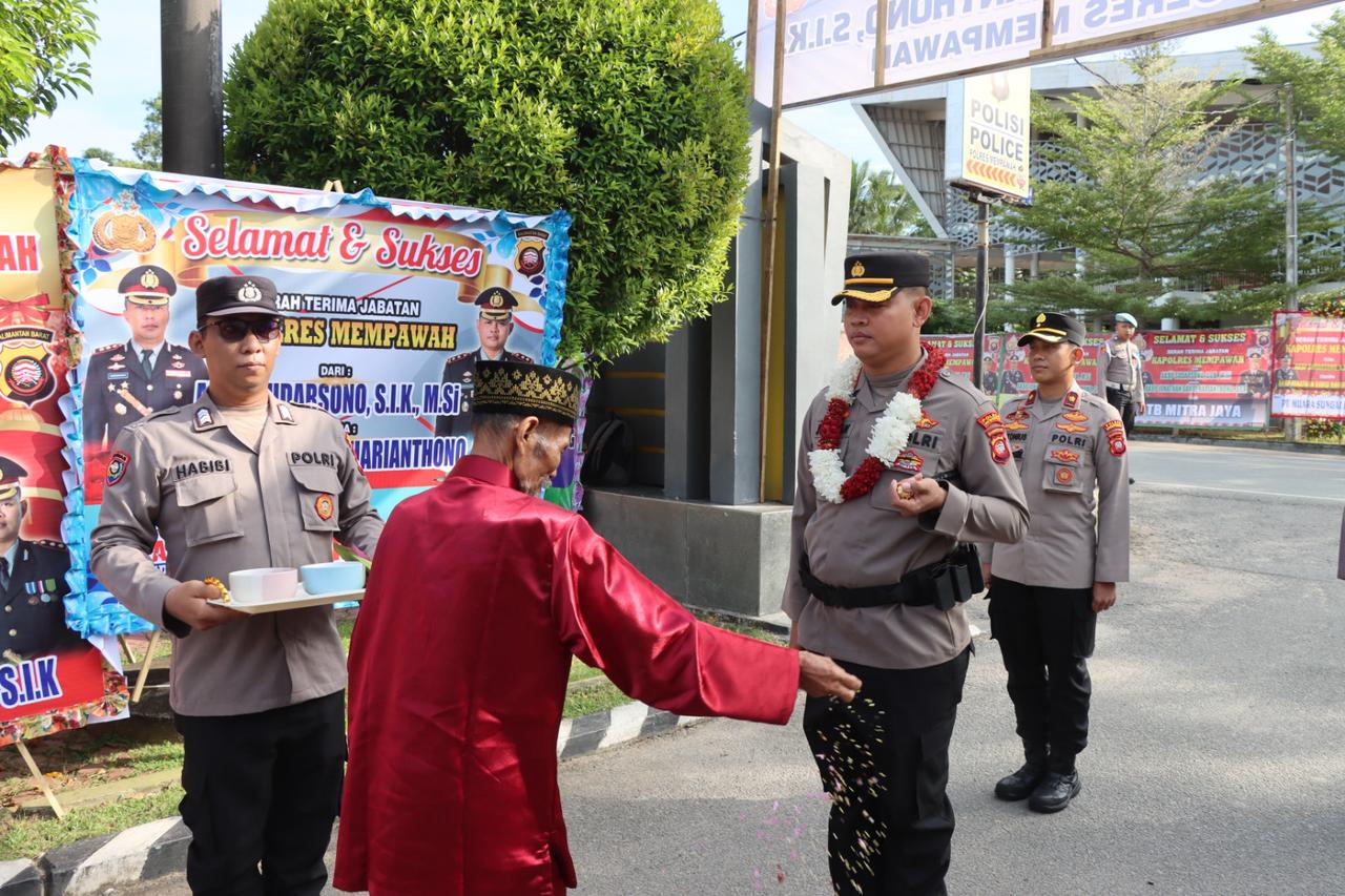 Kapolres AKBP Jonathan David Tiba di Mempawah, Disambut Ritual Adat Tepung Tawar