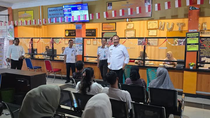 Bupati Ketapang Tinjau Pelayanan Publik di Kantor Dinas Kependudukan dan Catatan Sipil