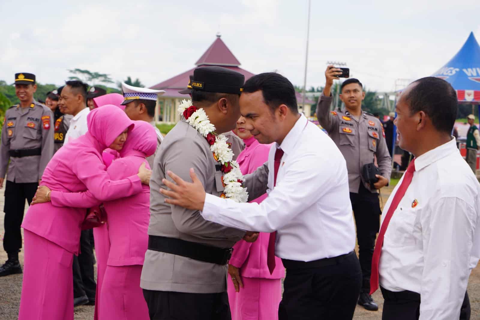 Kapolres Kubu Raya Resmi Berganti, AKBP Kadek Ary Mahardika Disambut Tradisi Pedang Pora