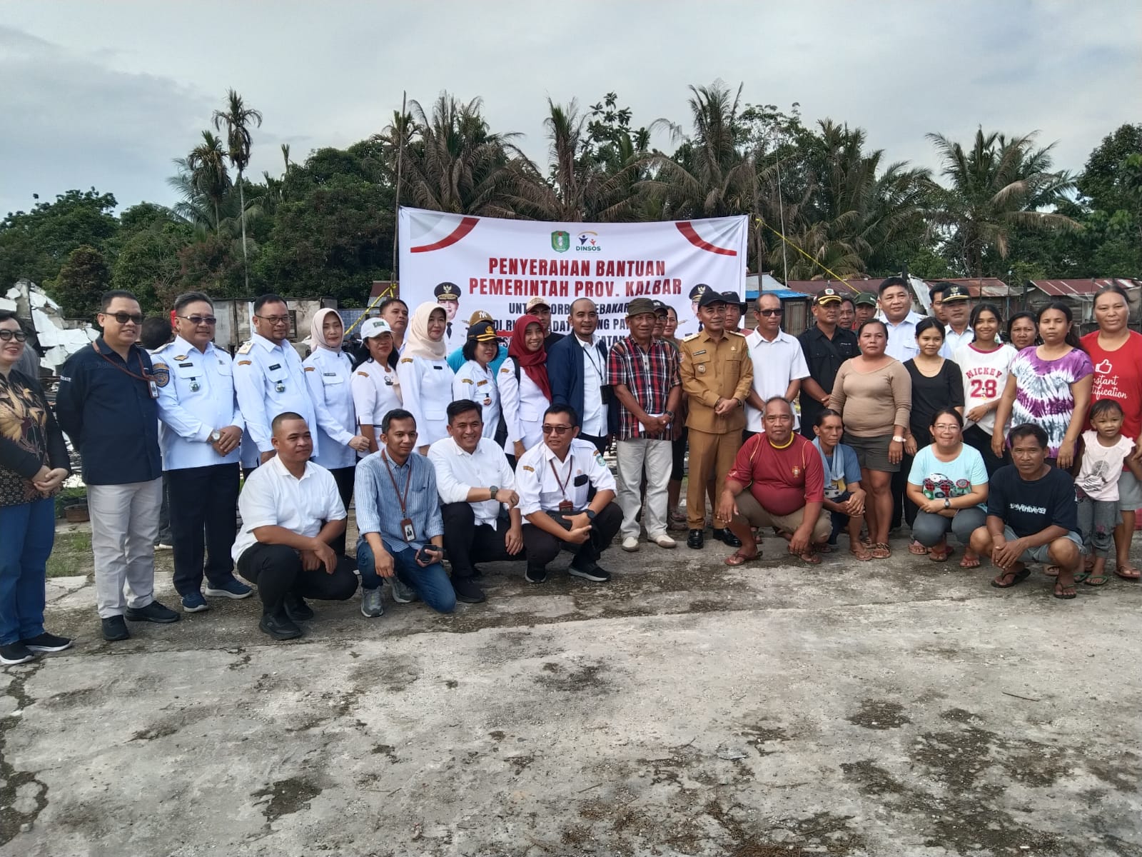 Wagub Kalbar Serahkan Bantuan kepada Korban Kebakaran Rumah Betang Kekurak