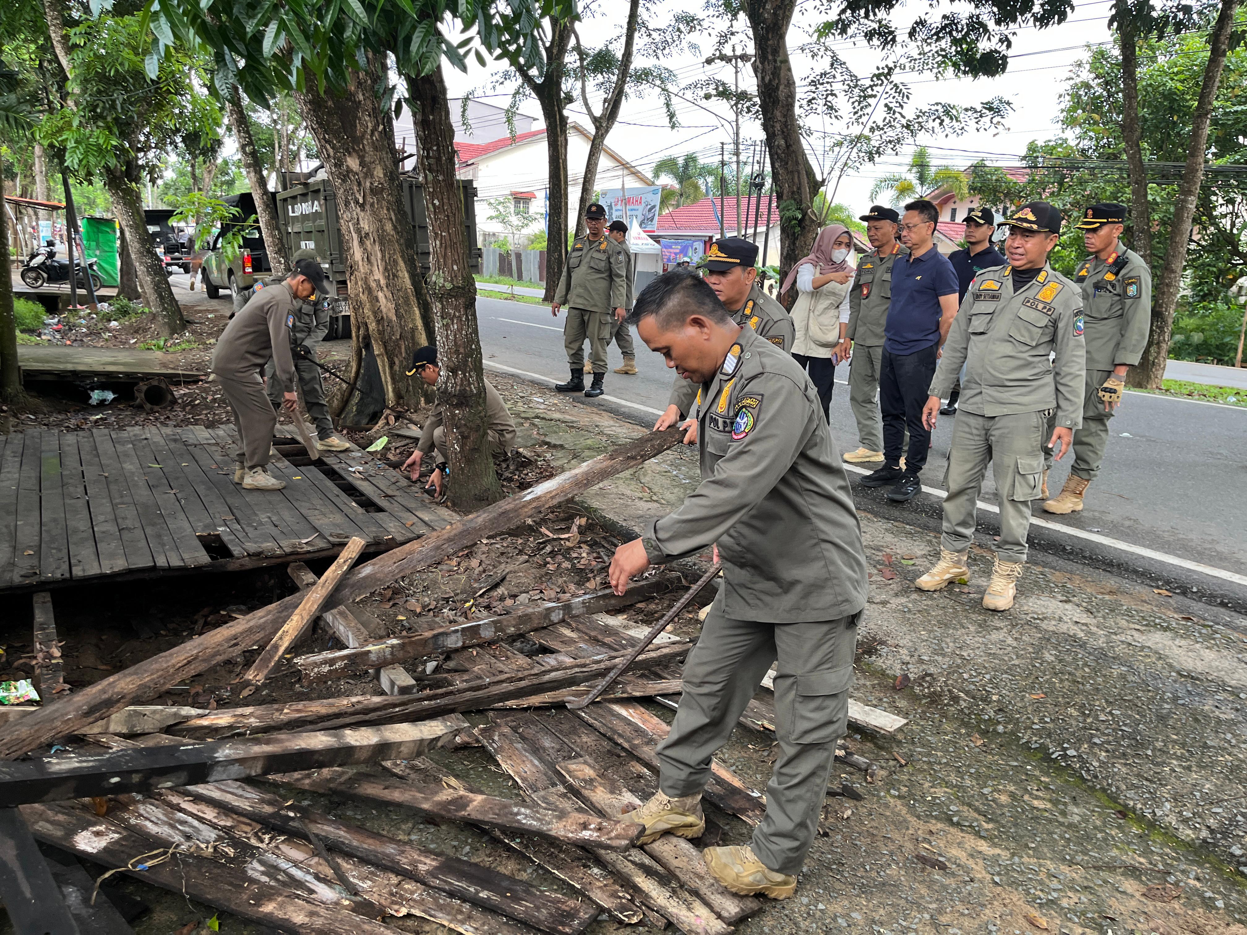 Satpol PP Pontianak Bongkar Lapak PKL Buah Musiman di Pal Lima