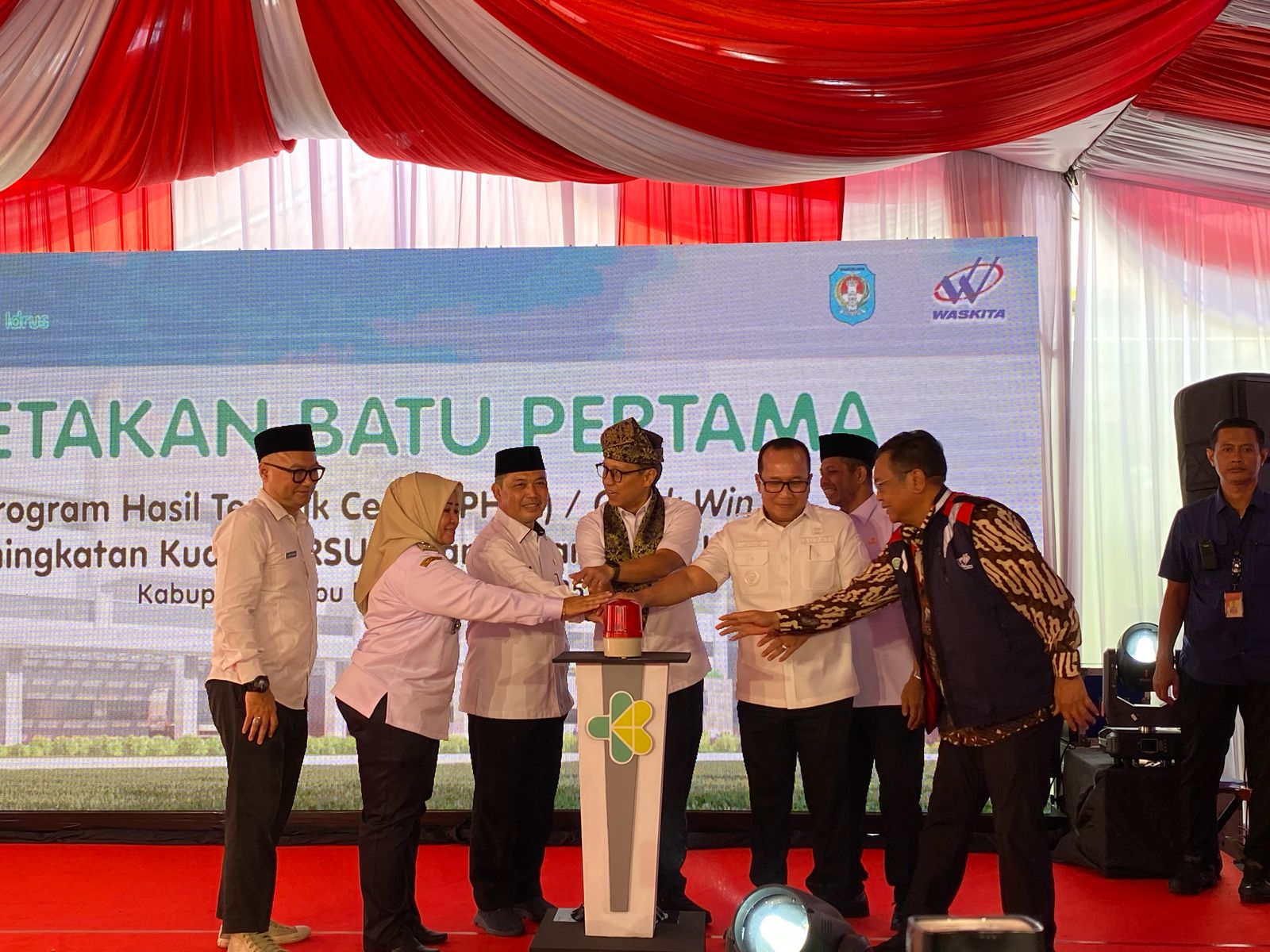 Menkes Budi Lakukan Peletakan Batu Pertama RSUD Tuan Besar Syarif Idris Kubu Raya