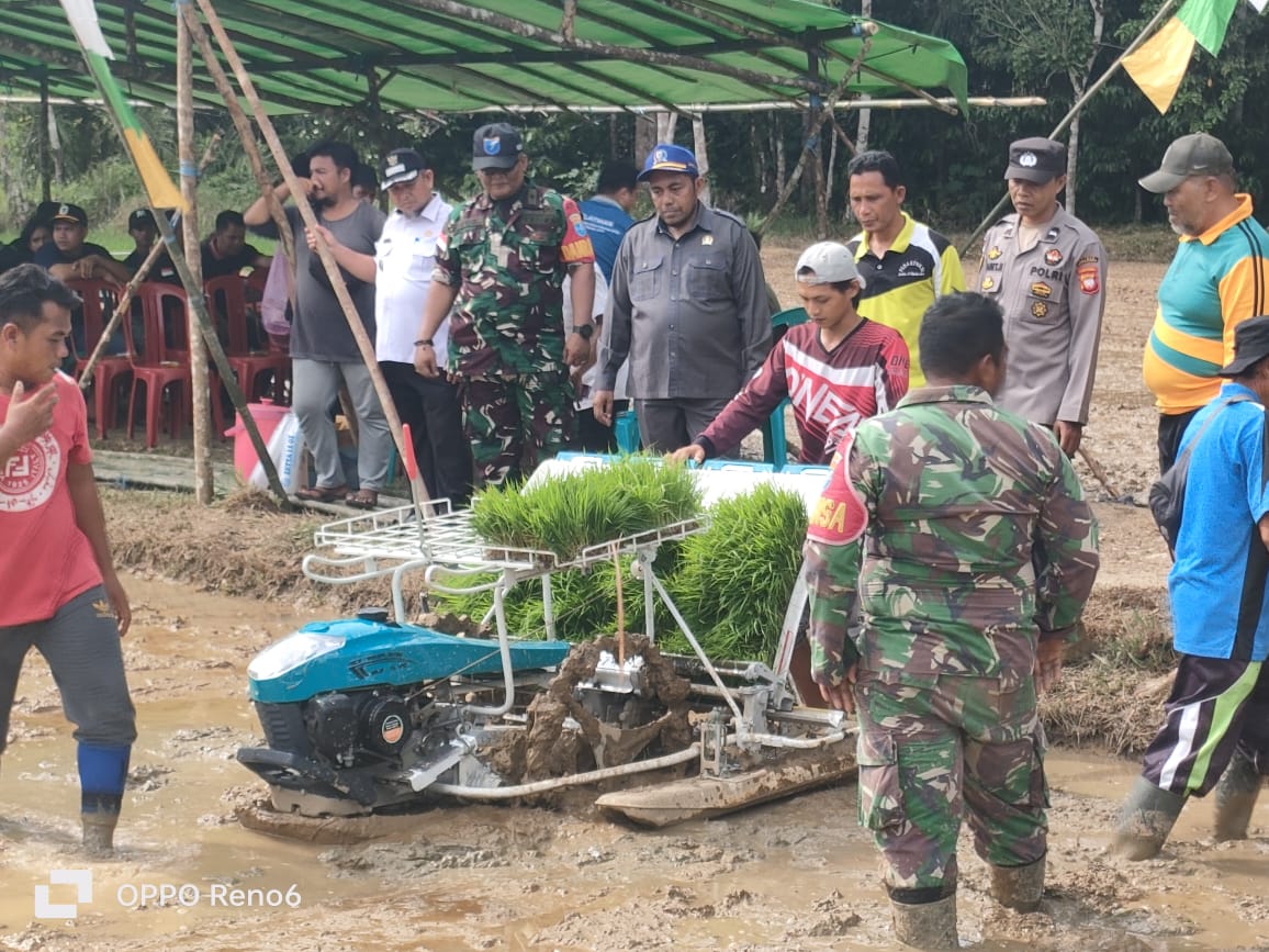 Waka DPRD Topan Ali Akbar Tutup Pelatihan Alsintan Brigadir Pangan 2025 di Desa Lubuk Antuk Kapuas Hulu