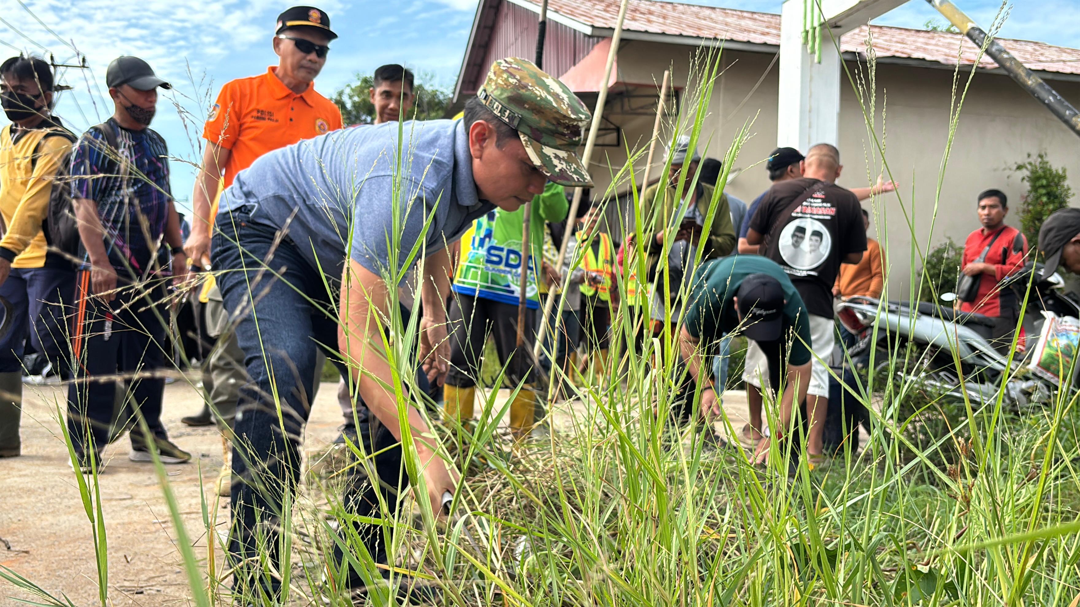 Cegah Genangan, Wawako Bahasan Ikut Kerja Bakti Bersihkan Parit di Pontianak Timur