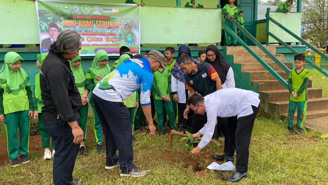 Cinta Bumi Tugas Kami, MIN Kapuas Hulu Sukses Tanam Serentak 1 Juta Pohon Matoa di Hari Bumi ke-55