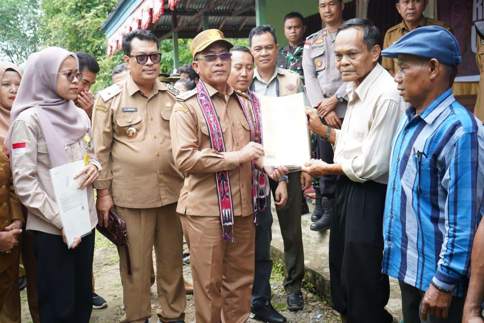 Wabup Kapuas Hulu Serahkan Sertifikat Tora kepada 790 Warga di Dua Desa Kecamatan Mentebah