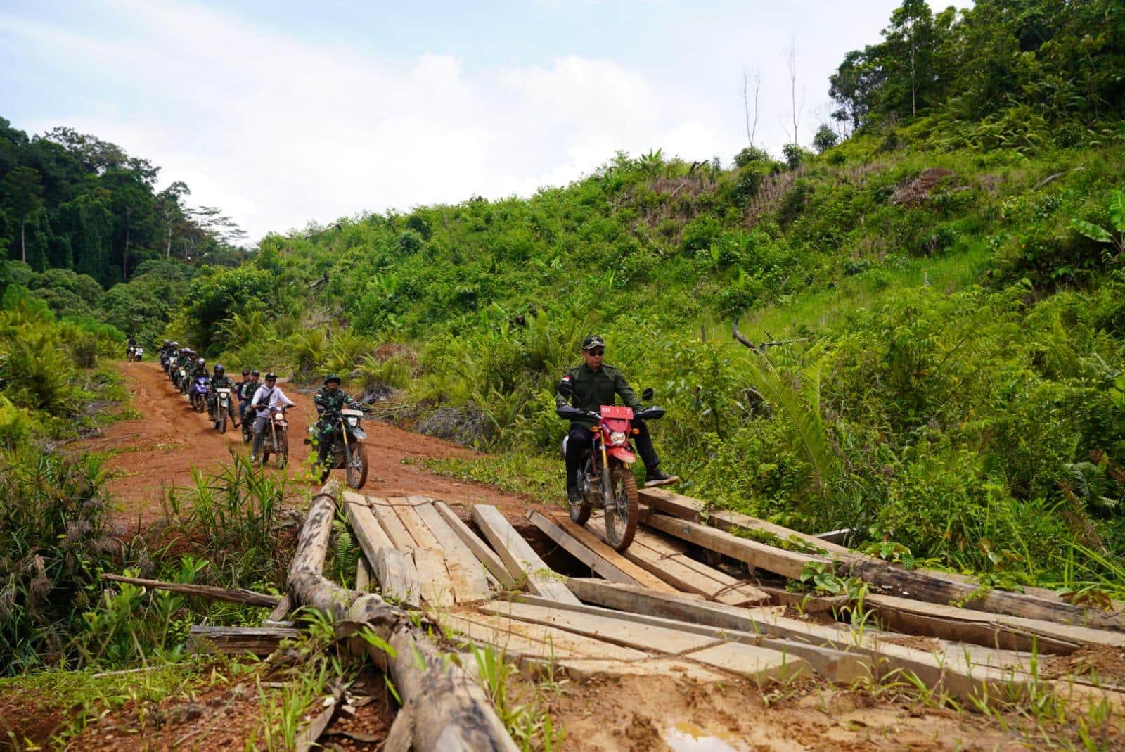 Bupati Kapuas Hulu: Karya Bhakti TNI Bantu Buka Akses Ruas Jalan di Rantau Bumbun